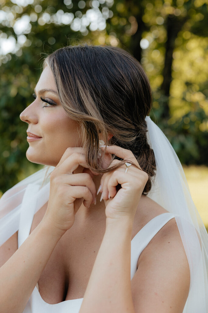 Tennessee wedding photographer captures bride putting on earrings