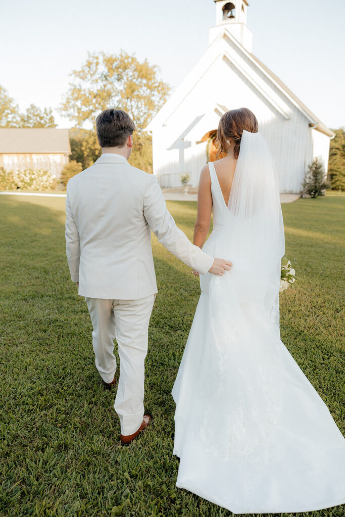 Tennessee wedding photographer captures groom holding bride's dress