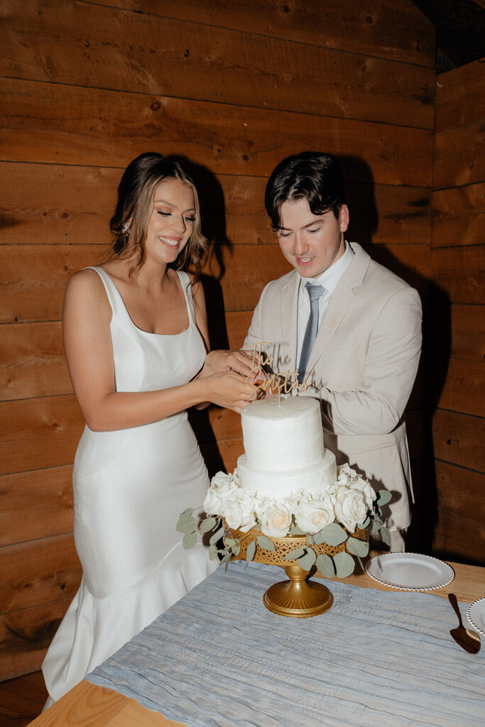 Tennessee wedding photographer captures couple cutting cake as newly married couple