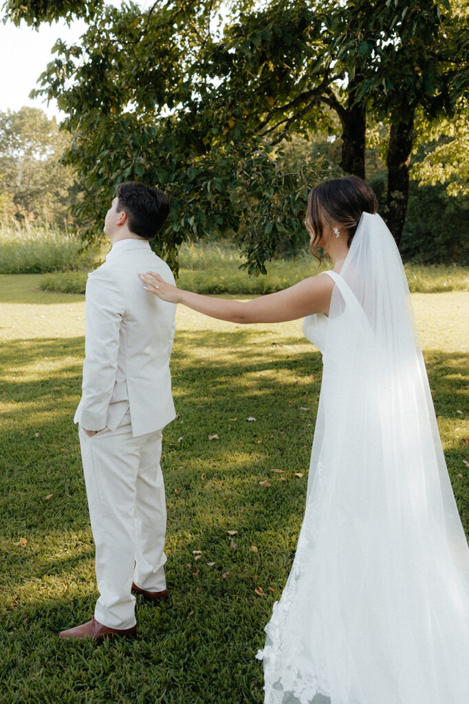 Tennessee wedding photographer captures first look between bride and groom