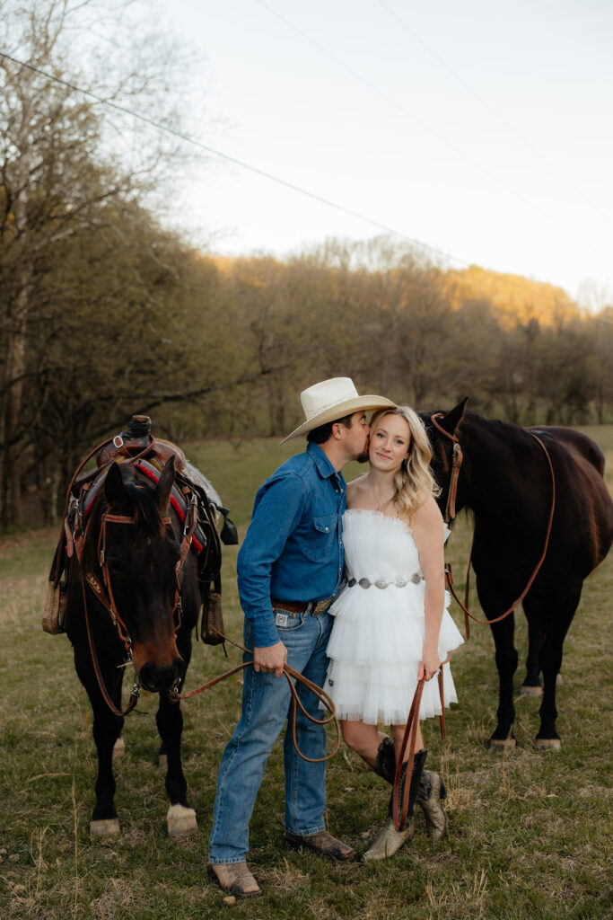 Couples western photo session, horses engagement session, kissing couples pose